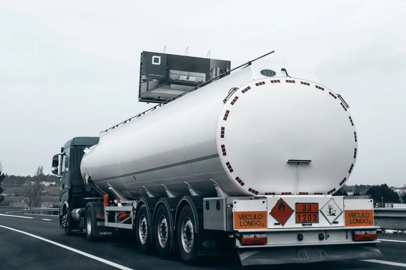 Niemiecki dla kierowcy ADR – podstawowe słownictwo 1 Cysterna z tablicami ADR i numerem UN 1203 widziana od tyłu na europejskiej autostradzie