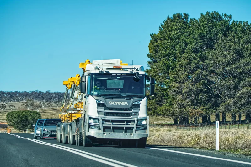 Autotransporter – 10 rzeczy, które trzeba wiedzieć przed pierwszą pracą 2 Ciężarówka jadąca drogą krajową w trasie, widok typowej pracy kierowcy transportu