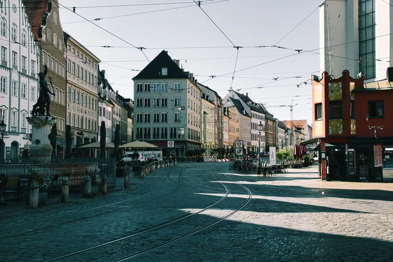 Berlin, Hamburg czy Hanower – gdzie łatwiej zorganizować pracę kierowcy? 2 Kameralna ulica w niemieckim mieście z zabytkową zabudową i torami tramwajowymi