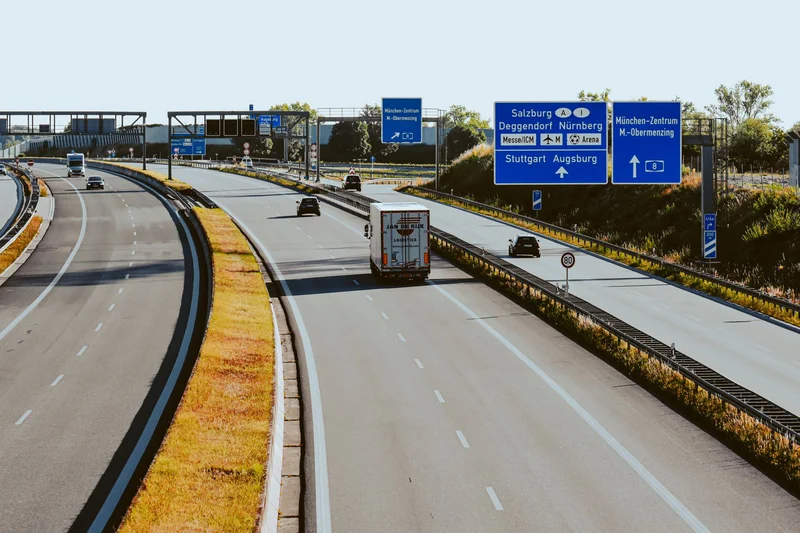 W którym regionie Niemiec szukać pracy jako kierowca C+E? 1 Widok z lotu ptaka na niemiecki autobahn ze znakami drogowymi i ruchem samochodowym