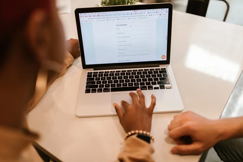 Jak zmienić klasę podatkową w Niemczech? 1 Dwie osoby wypełniające formularz zmiany klasy podatkowej online na laptopie