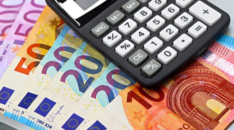 Ile zarabia kierowca CE w Niemczech w 2027 roku? Stawki, systemy i diety 2 Kalkulator na banknotach euro, płaca minimalna w Niemczech