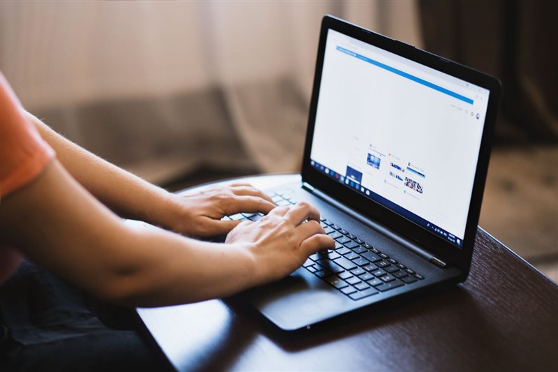 Jak szukać pracy kierowcy CE w Niemczech? Gdzie, jak i krok po kroku 1 Osoba wyszukująca oferty pracy kierowcy na laptopie